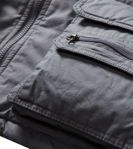 Détail de la fermeture éclair métallique et de la poche cargo sur le gilet pour homme