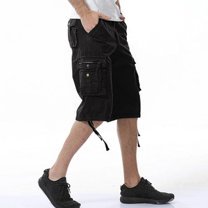 Dettaglio dei pantaloncini cargo neri con tasche laterali, bottoni in metallo e coulisse regolabile