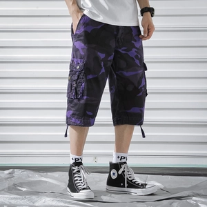 Short cargo camouflage violet pour homme avec plusieurs poches et coupe ample