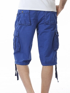 Dettaglio dei pantaloncini cargo blu scuro con tasche posteriori e resistente tela di cotone