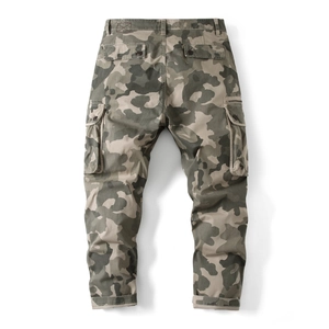 Détail du pantalon cargo camouflage avec poches multiples et texture en toile de coton