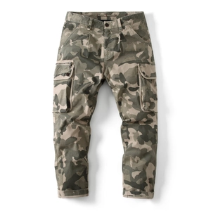 Men's loose camouflage cargo pants with side flap pockets and tactical woodland pattern