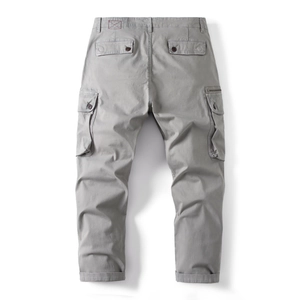 Détail des poches arrière et coutures renforcées sur un pantalon cargo gris homme