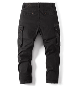 Vue détaillée du dos d'un pantalon cargo noir pour homme avec poches à rabat et coton doux