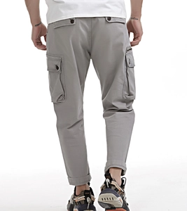 Détail du pantalon cargo gris pour homme avec poches multiples et coutures renforcées