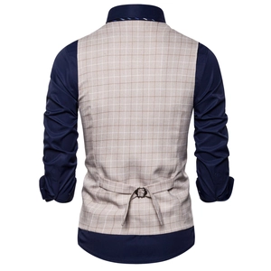 Herren Slim-Fit Weste in Beige mit Karomuster, marineblauem Hemd und verstellbarem Rücken