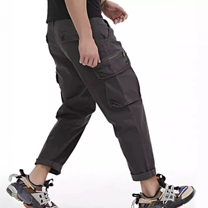 Pantalon cargo anthracite pour homme avec poches multiples et coupe ajustée tendance