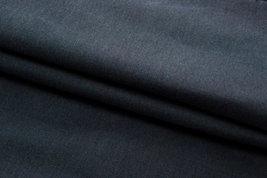 Gros plan détaillé sur la texture du tissu sergé bleu foncé du pantalon cargo homme