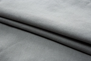 Détail macro du tissu tissé gris de haute qualité du pantalon cargo avec texture fine