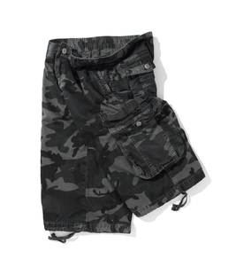 Détail du short cargo camouflage avec poches à rabat et boutons métalliques