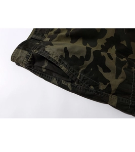 Gros plan détaillé du short cargo camouflage avec poches latérales et coutures doubles