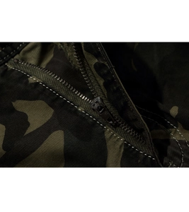 Détail de fermeture éclair en métal et coutures renforcées sur short camouflage