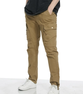 Détail du pantalon cargo slim kaki avec de grandes poches latérales à rabat pour hommes