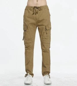 Vue détaillée du pantalon cargo kaki avec taille élastique à cordon et poches à rabat