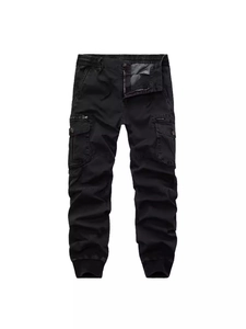 Pantalon cargo noir pour homme avec poches multiples et bas élastiques, vue à plat