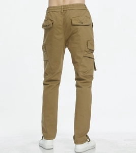 Détail du pantalon cargo kaki avec taille élastique et poche latérale à fermeture éclair