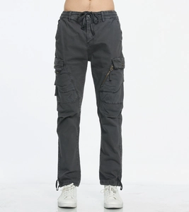 Détails du pantalon cargo slim avec taille élastique à cordon et poches latérales à rabat