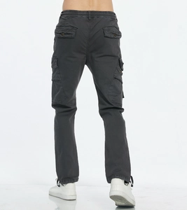 Vue détaillée du dos d'un pantalon cargo gris foncé pour homme avec taille élastiquée