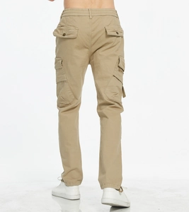 Vue arrière du pantalon cargo kaki avec poches à rabat et taille élastiquée