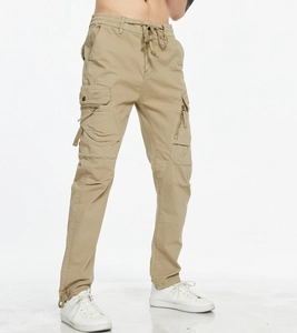Vue détaillée du pantalon cargo kaki avec taille élastique à cordon et poches multiples
