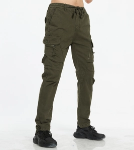Détails du pantalon cargo vert armée avec taille élastique à cordon et poches multiples