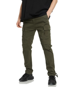 Détail du pantalon cargo slim vert armée avec grandes poches et finitions zippées élégantes