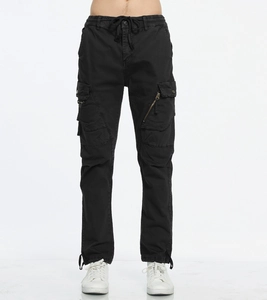 Détail du pantalon cargo noir avec plusieurs poches à fermeture éclair métallique et cordon
