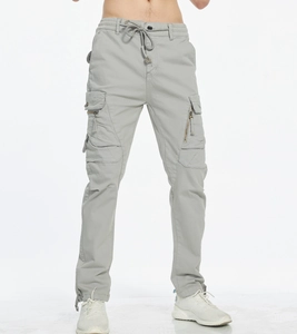 Détail d'un pantalon cargo gris clair avec taille à cordon et design à poches multiples