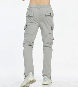 Détail du pantalon cargo gris pour hommes avec poches utilitaires et taille élastique