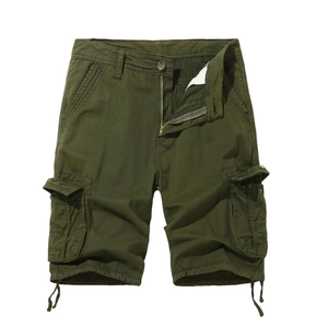 Armeegrüne Herren Cargo-Shorts mit Multi-Taschen und Kordelzug auf weißem Hintergrund
