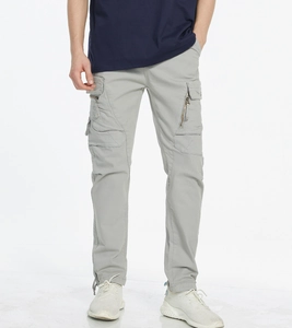Détail du pantalon cargo gris clair avec poches zippées latérales et tissu résistant