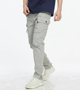 Détail du pantalon cargo gris clair coupe ajustée avec poches à rabat et zips métalliques