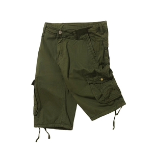 Armygrüne Herren Cargo-Shorts mit mehreren Taschen und Kordelzug am Saum, weißer Hintergrund