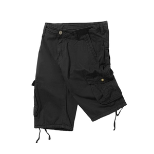 Detail der schwarzen Cargo-Shorts mit Pattentaschen, Metallknopf und Kordelzug am Saum