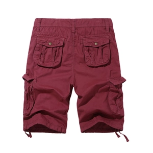 Detail der burgunderroten Cargoshorts mit mehreren Knopftaschen und verstellbaren Kordelzügen