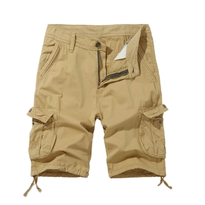 Detailansicht der khakifarbenen Cargo-Shorts mit mehreren Taschen und Kordelzug am Saum