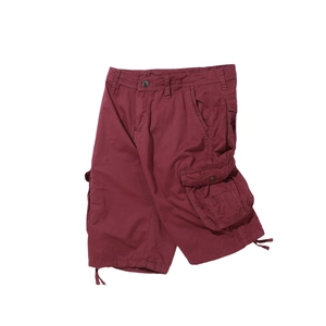 Detailansicht der weinroten Cargo-Shorts mit Seitentasche und verstellbarem Kordelzug