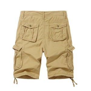 Detailansicht der Khaki-Cargoshorts mit vielen Taschen und verstellbarem Kordelzug am Saum