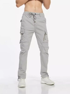 Pantalon cargo ajusté pour homme gris clair avec multiples poches et cordon de serrage