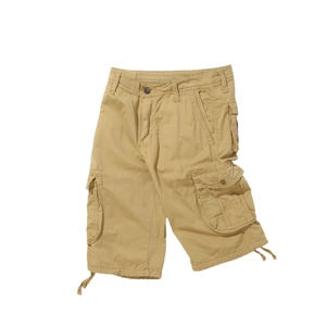 Detail von Khaki-Cargoshorts mit großen Seitentaschen und robustem Baumwollstoff-Gewebe