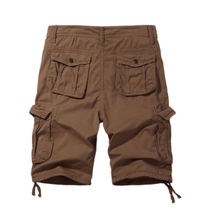 Detailansicht der khakifarbenen Cargo-Shorts mit Baumwollstoff und Multi-Taschen