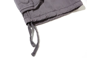 Detail der Cargoshorts-Saum mit verstellbarem flachem Kordelzug und robustem Twill-Gewebe