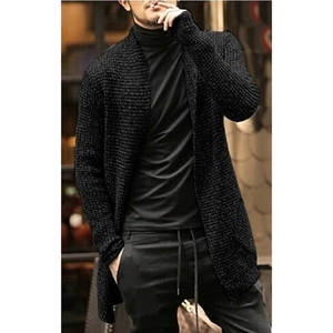 Gilet long en maille noire pour hommes avec finition texturée et style urbain décontracté