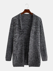 Détails d'un cardigan long en maille chinée grise avec poches avant symétriques
