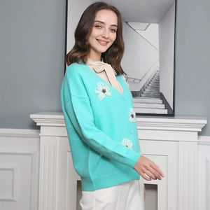 Cardigan in maglia verde acqua con scollo a V, ricamo floreale e bottoni abbinati