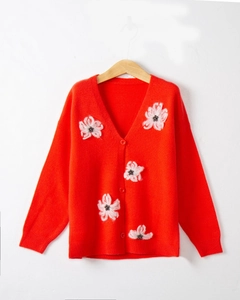 Cardigan da donna rosso con scollo a V, ricamo floreale bianco e chiusura a bottoni