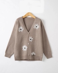 Cardigan in maglia marrone con scollo a V, bottoni e decorazioni floreali bianche 3D
