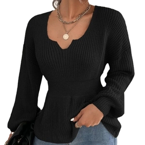 Détail du pull en maille à col en V avec design cintré à la taille et ourlet évasé élégant
