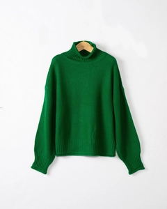 Dettaglio maglione verde a collo alto in maglia spessa con polsini a costine