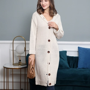 Détail du cardigan en maille crème à gros boutons en bois marron et à capuche